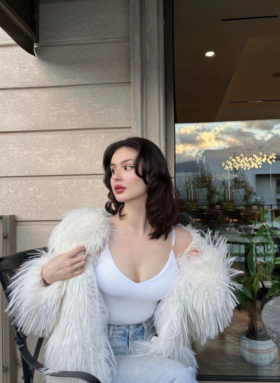 Kalaça Başarıyı Elde Etmiş Kadın Escort Alin